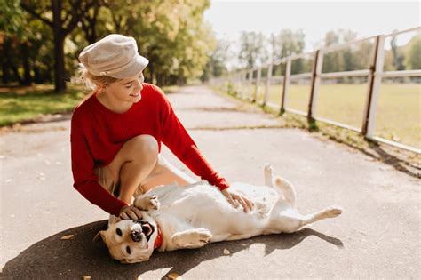 Belle Fille Avec Son Chien Jouant Ensemble Dans Le Parc Blonde élégante Et Son Animal De
