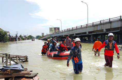 Tim Sar Gabungan Lakukan Proses Evakuasi Masyarakat Terdampak Banjir Di Karanganyar Demak