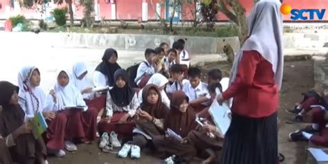 Ruang Kelas Rusak Berat Siswa SD Di Cianjur Terpaksa Belajar Di Bawah