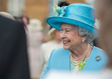 Elizabeth Ii N O Tem Qualquer Inten O De Ceder O Trono Ao Pr Ncipe