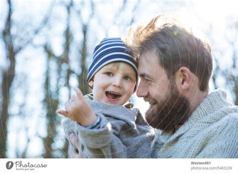 Gl Cklicher Vater Tr Gt Sohn Im Park Ein Lizenzfreies Stock Foto Von