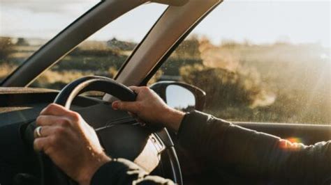 La manière dont vous tenez votre volant en voiture en dit long sur vous