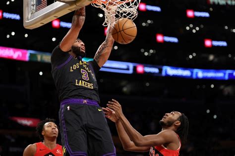 Hasil NBA 2023 2024 LA Lakers Susah Payah Kalahkan Toronto Raptors