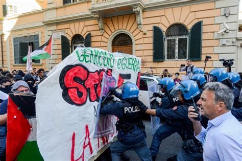 Manifestazione Contro Il Governo A Roma Scontri Fra Polizia E