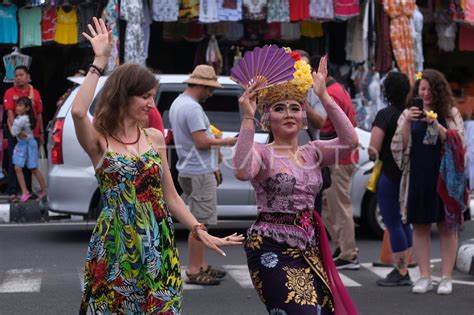 Peningkatan Kunjungan Wisatawan Di Tanah Lot Bali Antara Foto