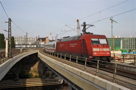 Hier 101 134 5 mit IC2431 von Emden Außenhafen nach Berlin Ostbahnhof