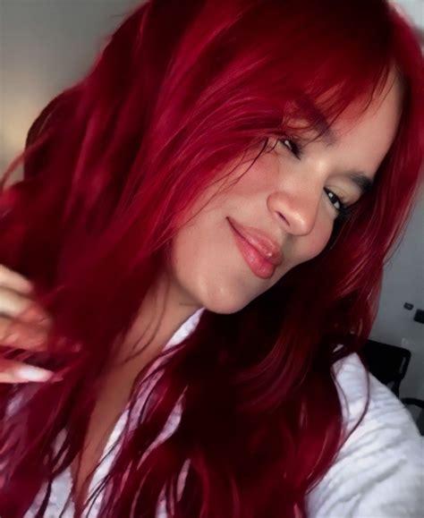 Karol G Pelirroja En 2022 Pelo Rojo Peinado Con Ligas Famosas Guapas