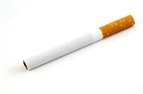 Un Cigarrillo Sobre Un Blanco Aislado Foto Premium