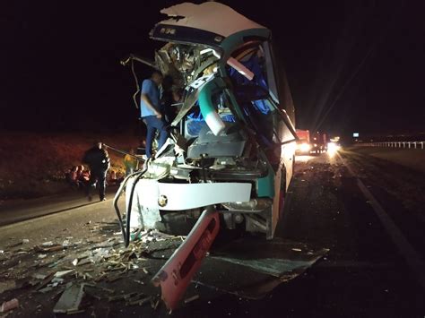 Morre Uma Das Vítimas De Acidente Entre ônibus De Turismo E Caminhão Em