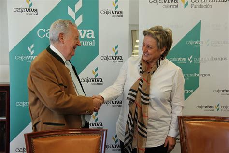 Cajaviva entrega más de 9 000 euros a la asociación Las Calzadas