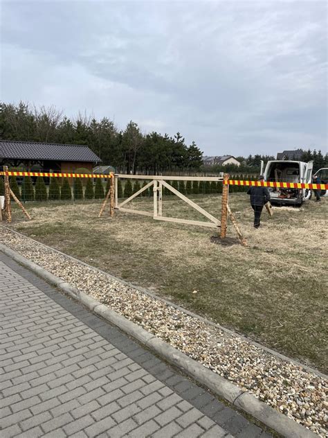 Ogrodzenie budowlane tymczasowe stemple siatka leśna brama furtka płot