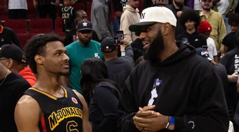 Lebron James Se Précipite Dans Les Vestiaires Après La Victoire Des Lakers Pour Regarder Le