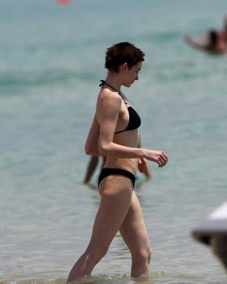 Anne Hathaway Wearing A Sexy Black Bikini On A Beach In Miami Porn