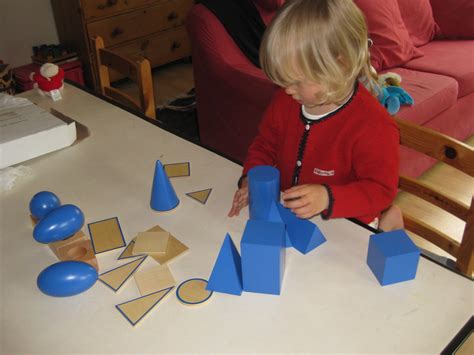 Les Bleus Jolis Géométriques Solides Blog Bébé Montessori