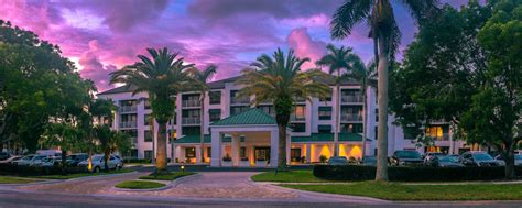 Naples, FL Hotels Near Beach and Downtown | Courtyard Naples