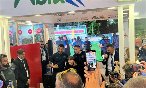 I Giocatori Del Napoli Allo Stand Dell Abruzzo Alla Borsa Mediterranea