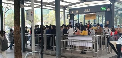 深圳固戍地铁站：早高峰期排队长达1公里光进站就需要40分钟