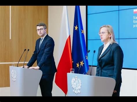 Piotr M Ller I Anna Moskwa Podczas Konferencji Prasowej W Brukseli