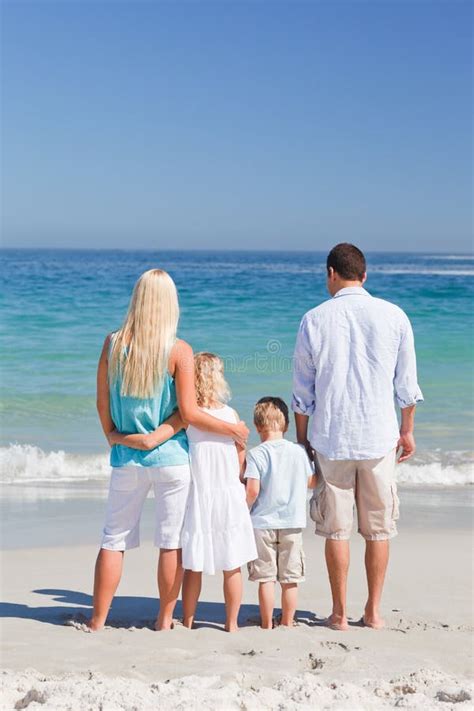 Familia Feliz En La Playa Imagen De Archivo Imagen De Padre