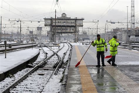 Maltempo Treni A Rilento Sulla Linea Adriatica Vento Forte E Neve