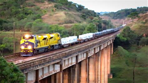 Trem De Carga Geral Passando Na Alta Na Ferrovia Do A O As