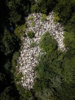 衝撃画像一見ただ石材が山積みになっているだけのように見えるが実はこれ全て墓石の不法投棄 ぽにーてーる速報