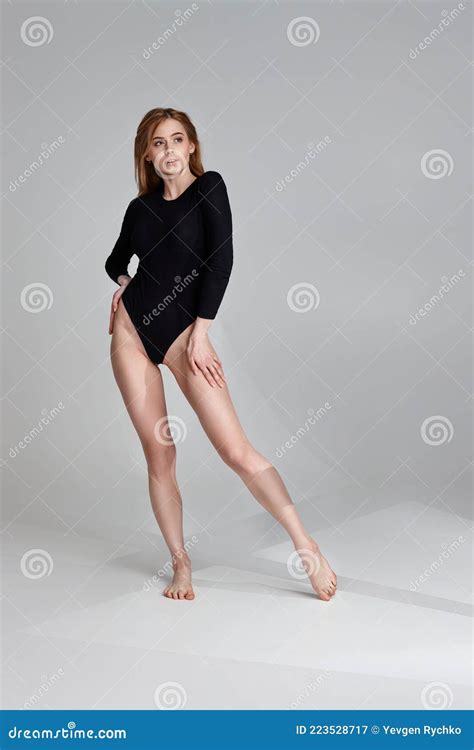 Magnifique Femme Blonde Mince Avec Corps Parfait Image Stock Image Du Personne Forme 223528717