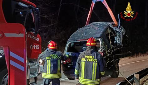 L Auto Rompe Il Guardrail E Si Ribalta Nella Scarpata All Interno Un