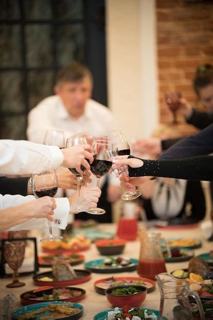 Mesa De Banquete En El Restaurante Personas Con Ropa Oficial Clink