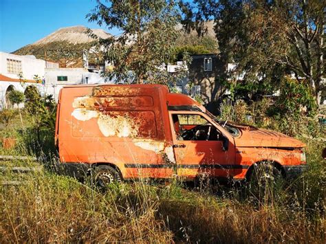 Vulcano Me Foto I Carabinieri Scoprono Carcasse Di Auto Abbandonate