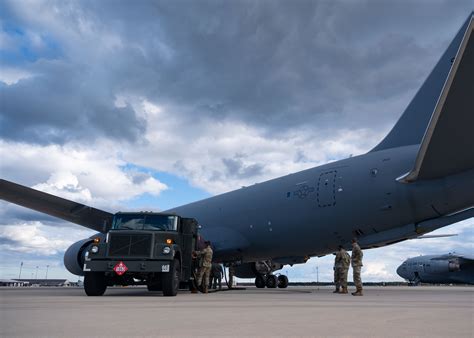 Th AMW Airmen Conduct First Hot Pit Refueling Joint Base McGuire Dix Lakehurst News