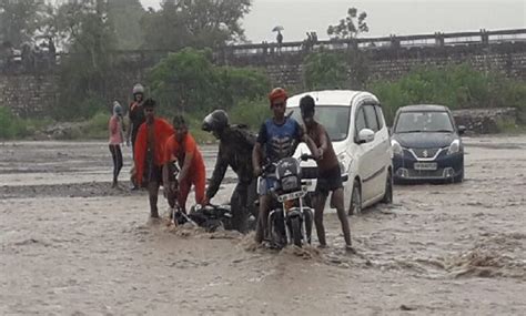 जाखन नदी का जलस्तर बढ़ा ऋषिकेश डोईवाला के बीच यातायात रोका Nazar Inida