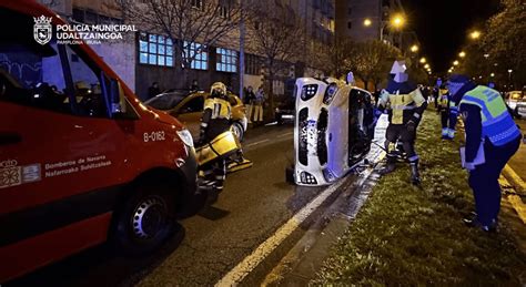 Una mujer choca contra varios vehículos estacionados