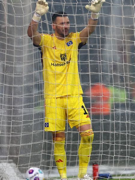 Alemão Goleiro faz gol contra bizarro em clássico da segundona veja