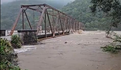 Jornal Correio Ponte de Ferro sobre Rio das Antas é derrubada pelas