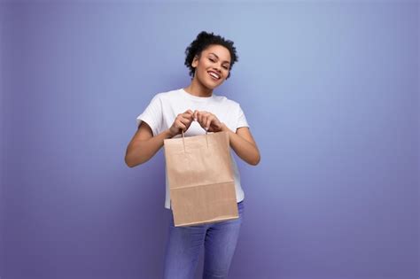 Jovem Morena Latina Trabalha Em Um Servi O De Entrega E Distribui Sacolas De Papel Foto Premium