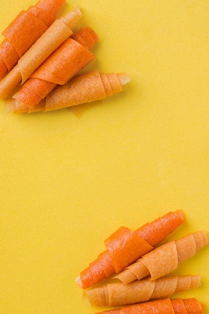 Rollos de fruta de naranja mango plátano en amarillo lugar para el