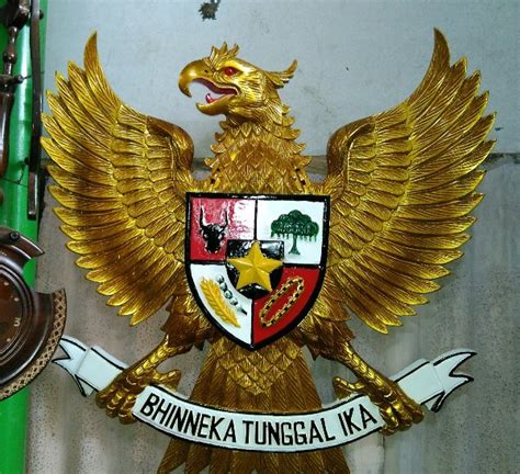 Lambang Garuda Pancasila Emas Jual Lambang Garuda Pancasila Uk 70