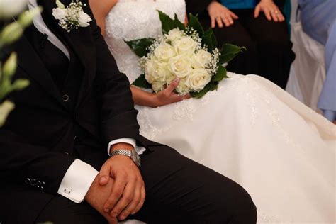 Sposa Il Suocero Enne Per Evitare Il Rimpatrio