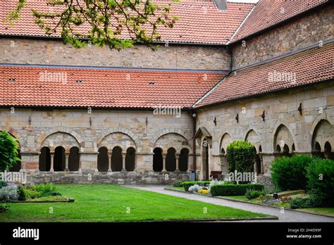 Innenhof Mit Kreuzgang Dom St Peter Osnabr Ck Niedersachsen