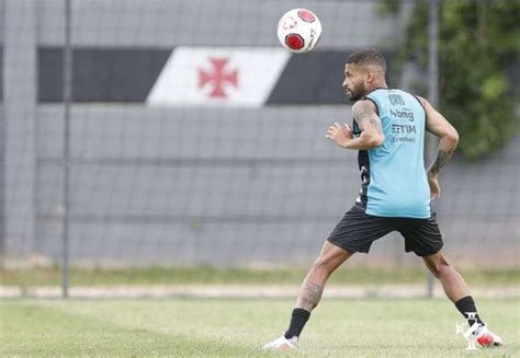 Vitinho sofre lesão em jogo treino e desfalca o Vasco na estreia do