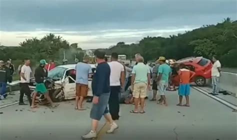 Cinco Pessoas Ficam Gravemente Feridas Após Carros Baterem De Frente Na