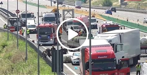 VIDEO U teškoj saobraćajnoj nesreći na A4 tri kamiona dvije osobe su