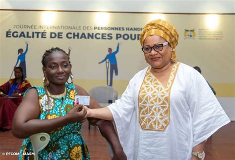 Remise de cartes dégalité de chances aux personnes handicapées du