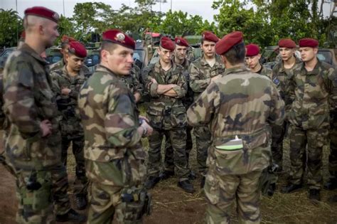 Soldados Franceses Avanzan Desde Camer N Hacia Rep Blica Centroafricana