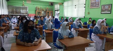 Seminar Menarche Dan Kesehatan Reproduksi Pada Remaja Sman Jakarta