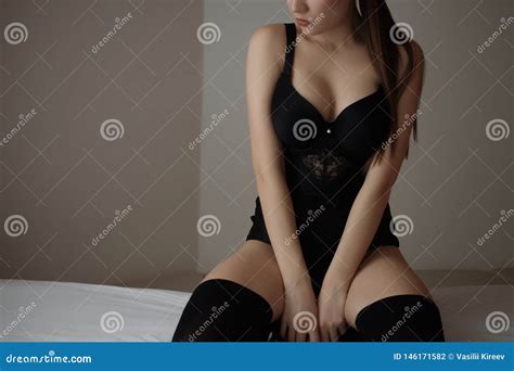 Femme Nue Avec Du Charme Sensuelle Dans La Lingerie Se Reposant Sur Le Lit Dans La Chambre Photo