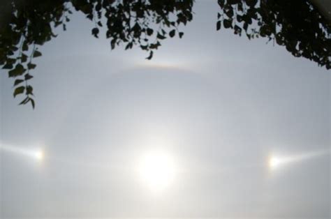 Triple Sol Y Nubes Con Forma De Elefante En Mongolia Interior China