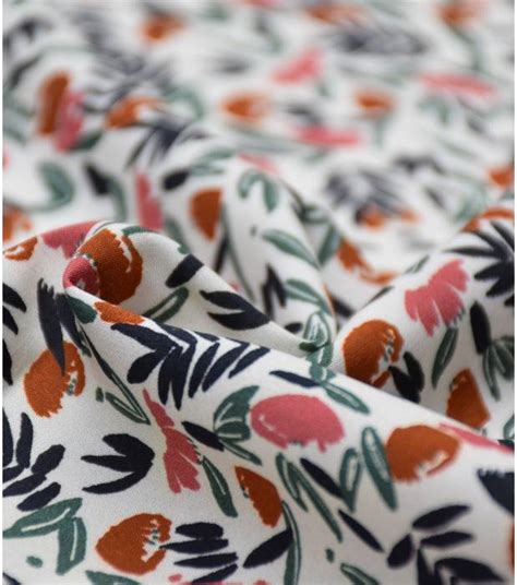 Tissu Viscose Jungle De Fleurs Blush Par Cousette