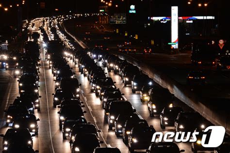 꽉 막힌 고속도로 정체 언제까지 뉴스1